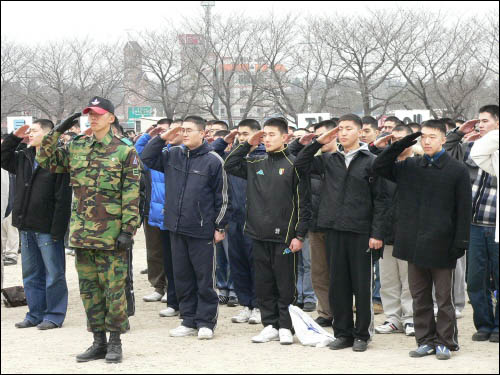 마지막 가족에게 '충성'으로 인사하는 입영 장병들. 